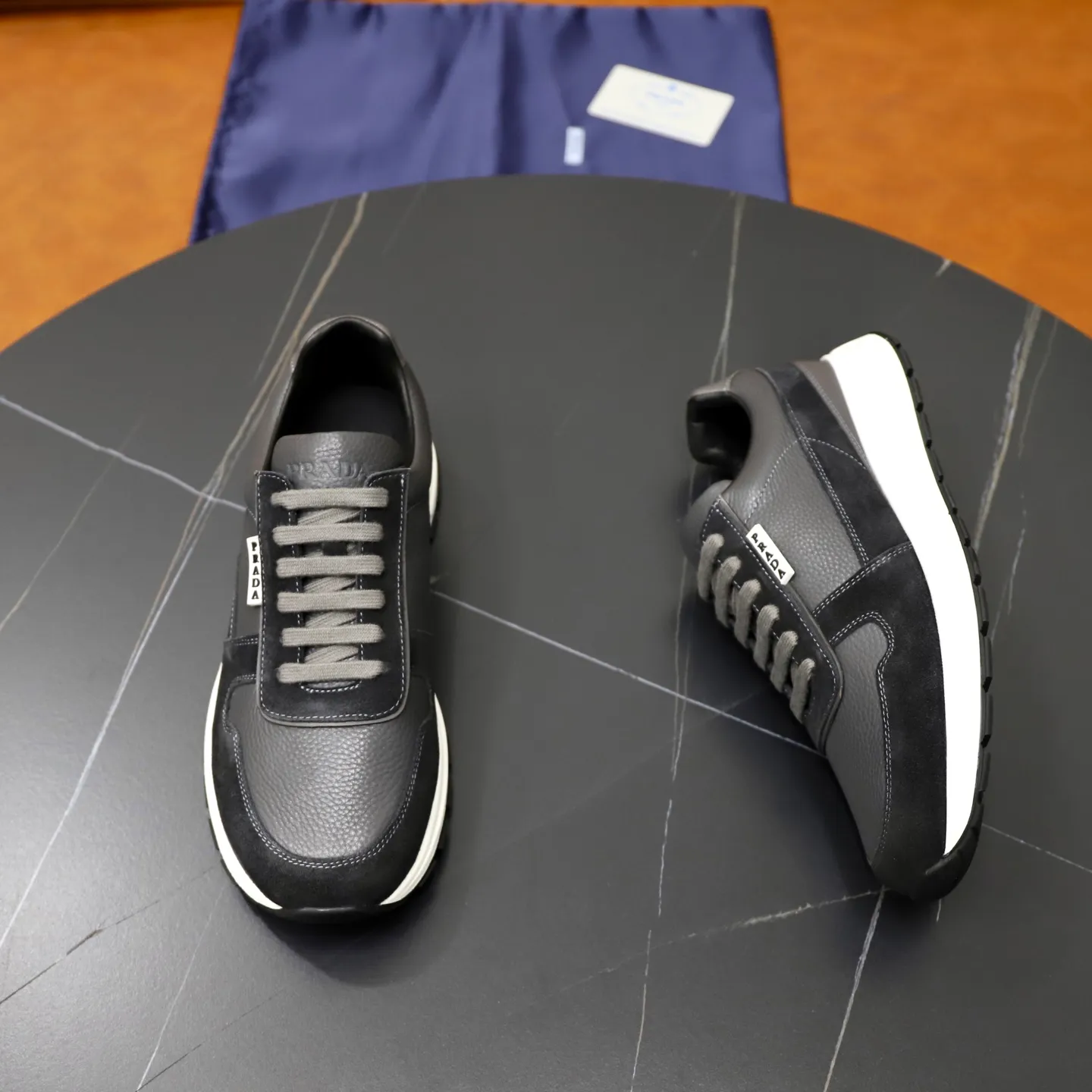 Factory price: 740💰Top original order Brand: PRADA (Prada) Standard code: Men's size 38/44 (45 can be customized) Grade: Same as the official website Material: Original cowhide stitching imported cowhide lining Original combination two-color wear-resistant soft outsole Style category: Leisure and sports version Young fashion European and American trend British style Color: Real picture color